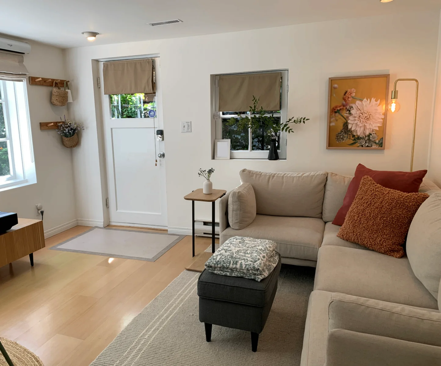 Charming – Garden-Level – In-Suite Laundry – Patio (Mount Pleasant, Van) Near MSJ, VGH, BCCH & SP